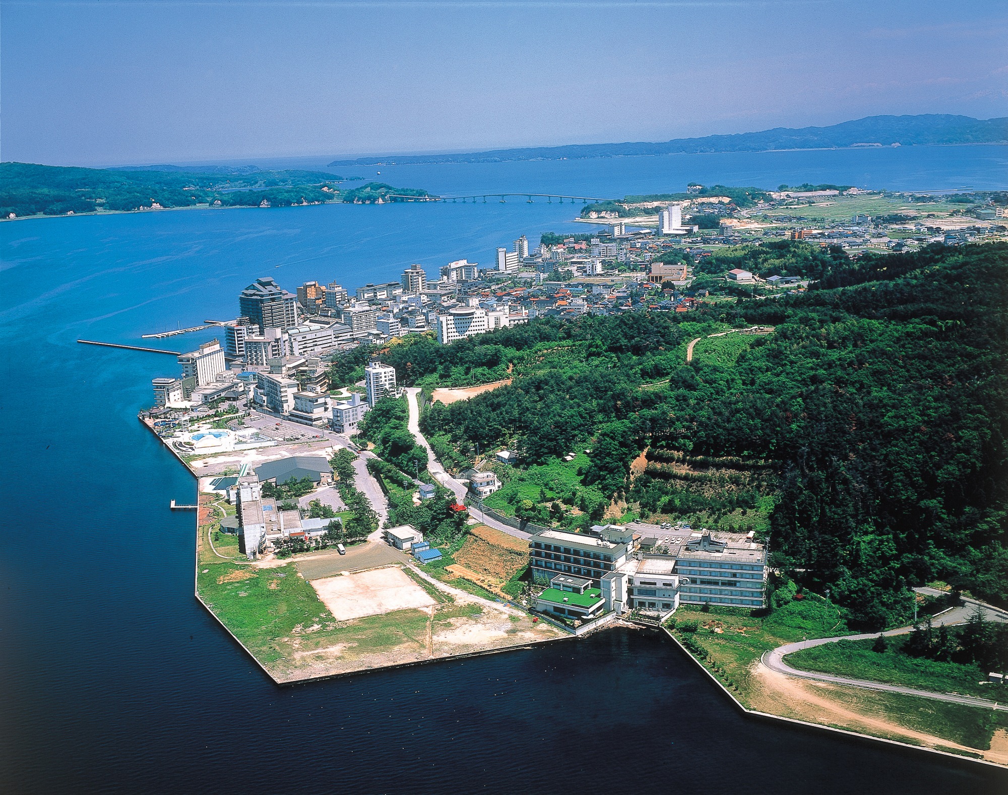 七尾湾と和倉温泉(空撮)