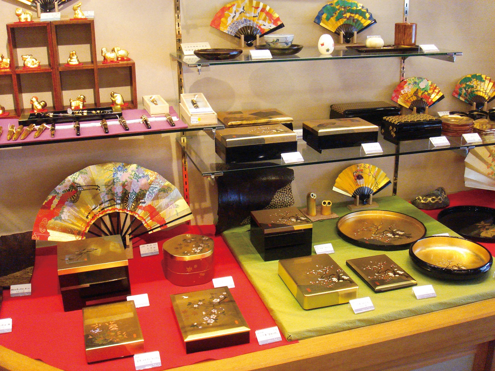 金箔工芸品の店内