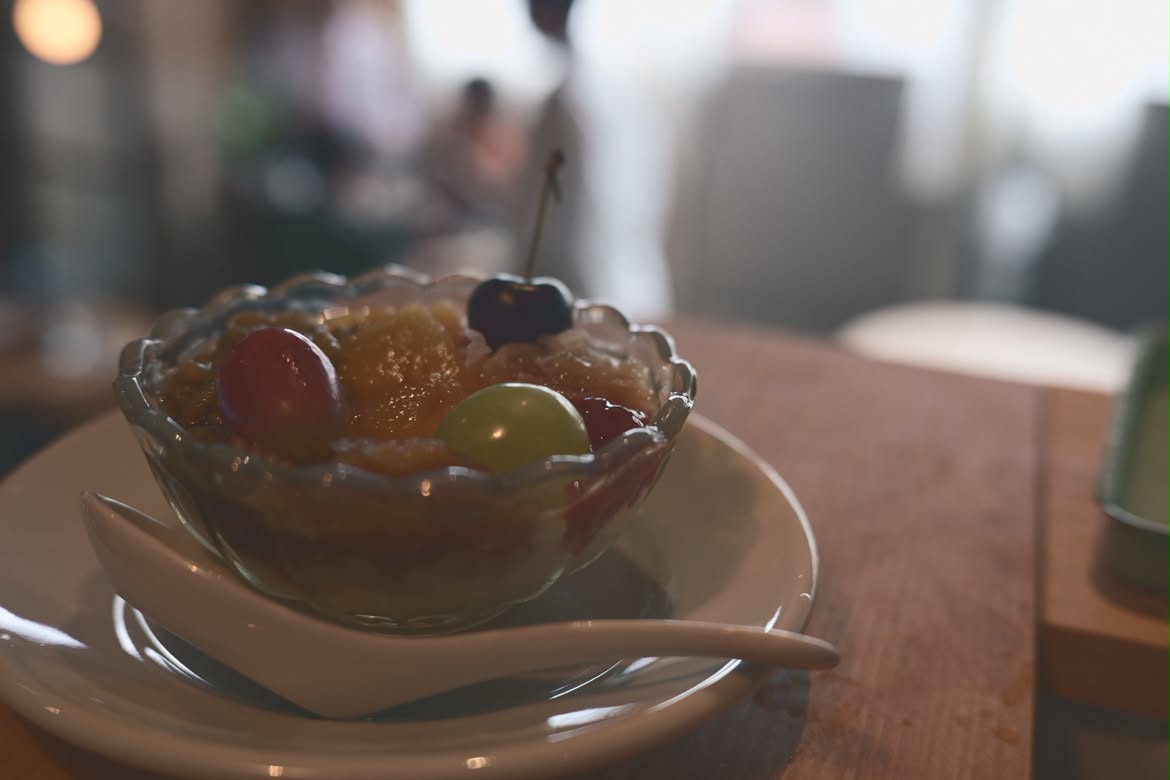 季節の果実をのせた豆花。春から秋までの限定です