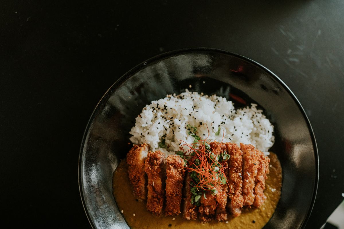 濃厚なルーにカツをのせたカツカレー