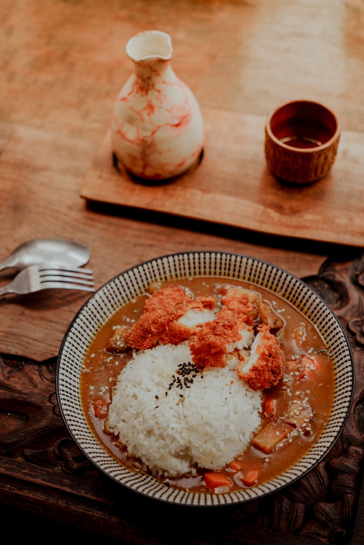 ごはんにカツとカレールーを合わせた一皿
