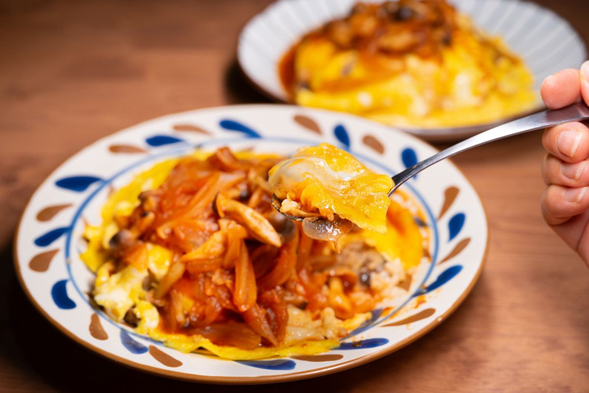 ケチャップソースをかけた卵のせライス
