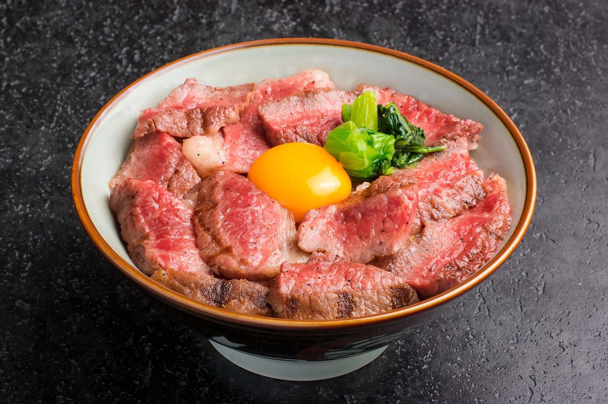市場の食堂の丼もの