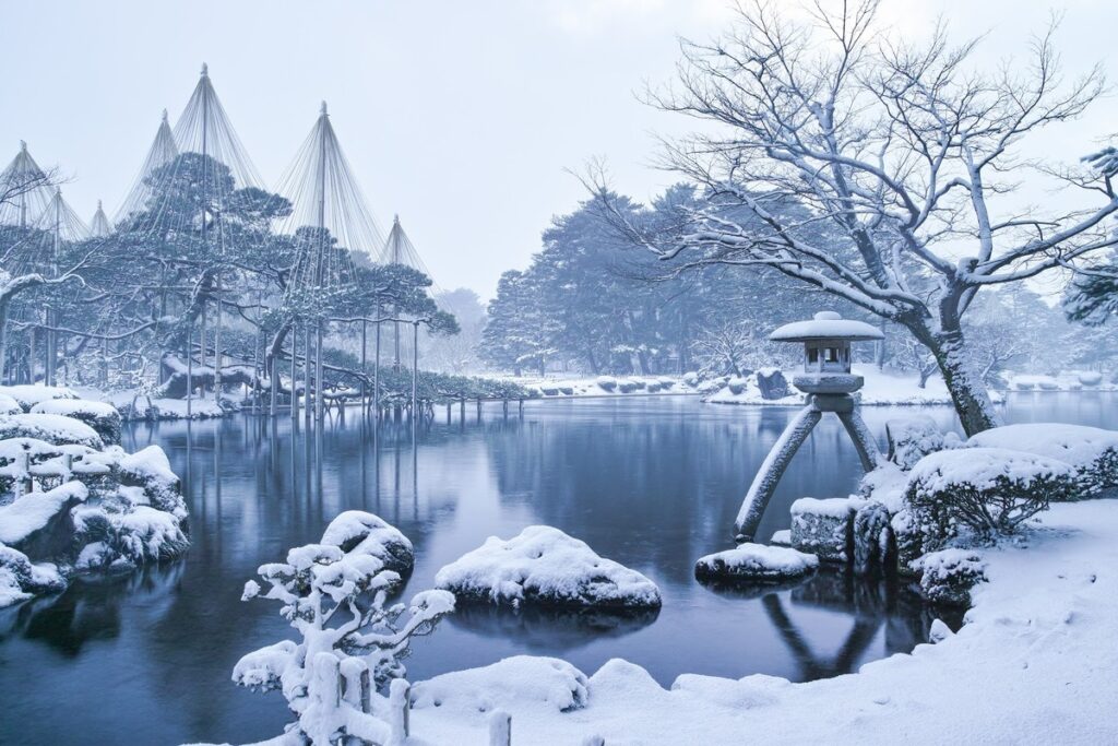 雪吊りの兼六園