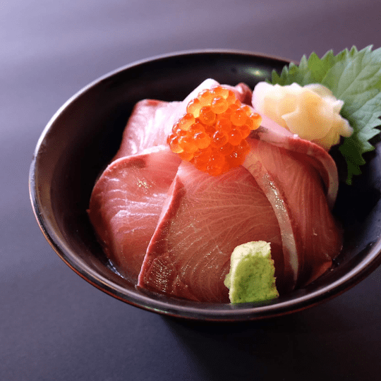 市場の食堂で出てくる海鮮丼