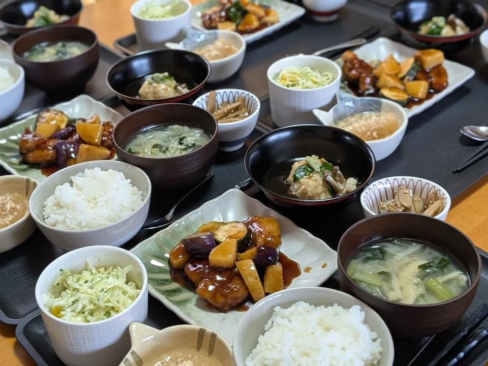 主菜に汁物、小鉢がいくつも並ぶ日替わり定食