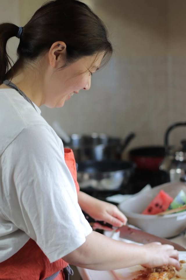 厨房に立つ店主。仕込みの時間