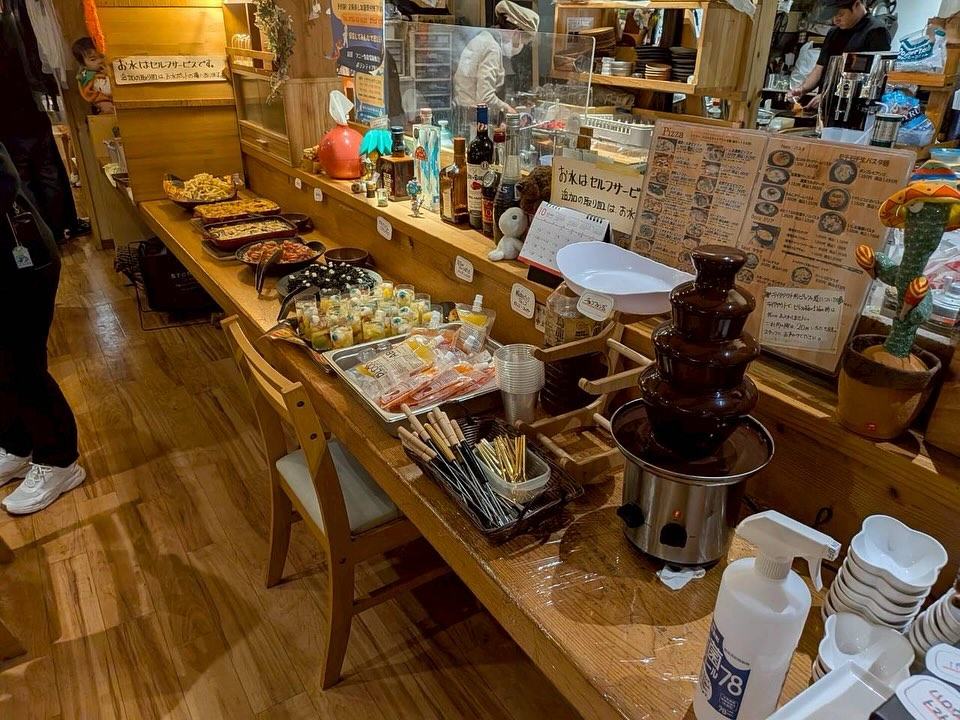 イタリアン・カフェ こだまの店内。カウンターに小皿やドリンクが並んでいる