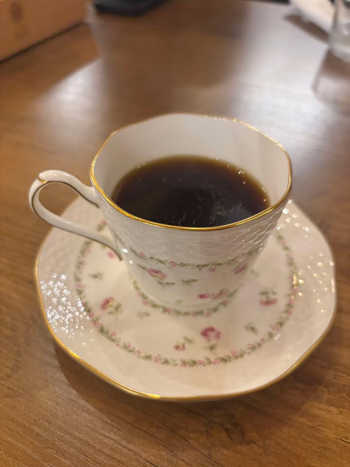 花柄のカップで提供されるコーヒー