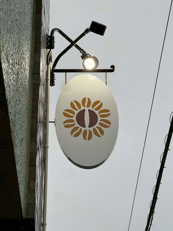 コーヒー豆モチーフの袖看板