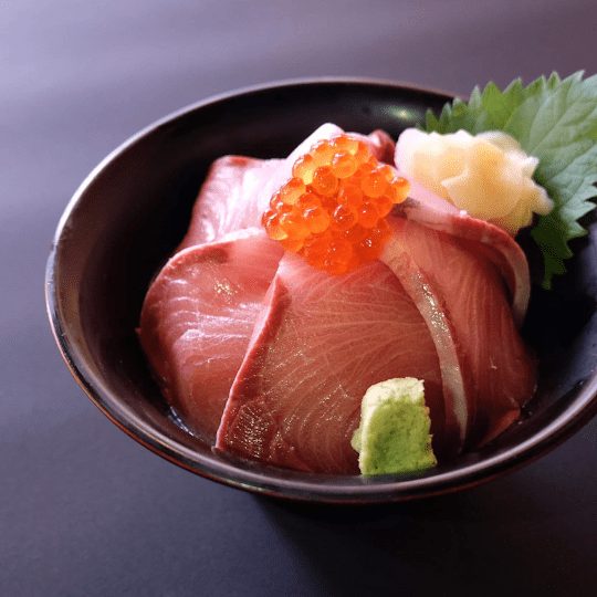 海鮮丼。市場・駅・港のどこで食べるかで値段が倍ほど違います