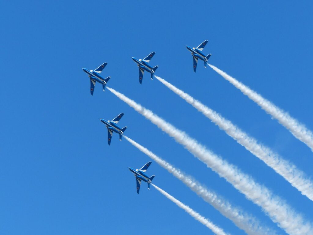 青空を編隊飛行するブルーインパルス