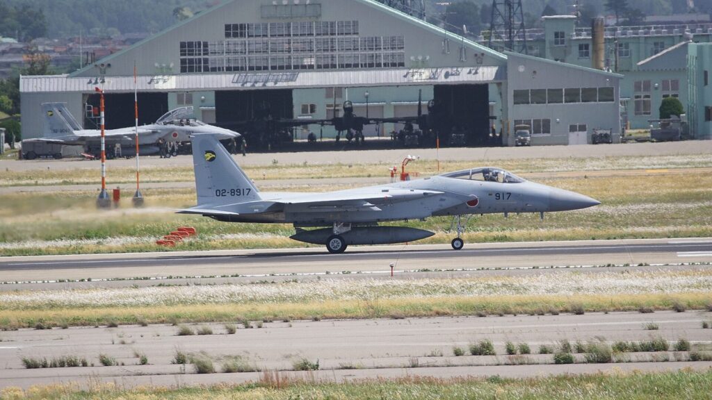 小松基地の滑走路上のF-15戦闘機