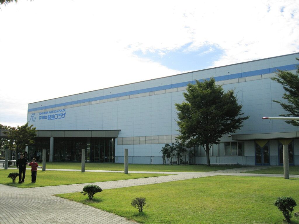 石川県立航空プラザの建物と前庭　写真：Lombroso / Public domain（Wikimedia Commons）