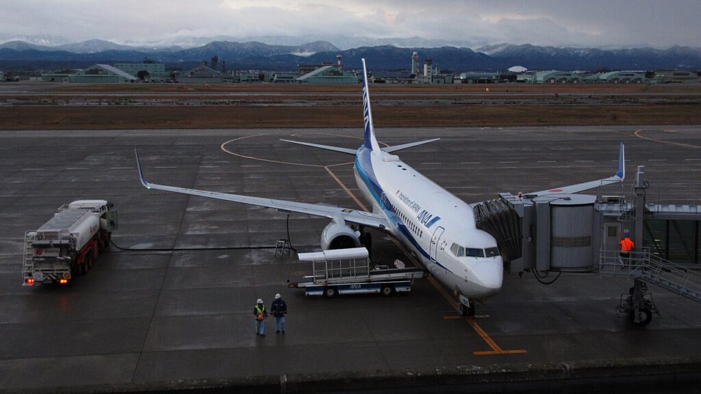 小松空港に駐機するANA機。奥に白山の山並み(2018年12月) 写真:MIKI Yoshihito / CC BY 2.0(Wikimedia Commons)