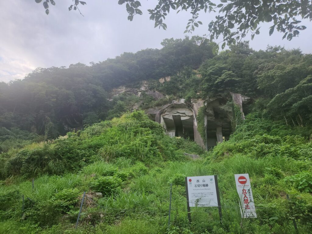 少し引いて見たところ。崖の中腹に丁場がある。手前が案内板と立入禁止の看板