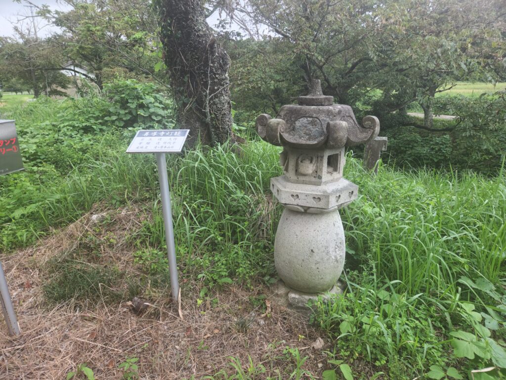 西山橋のたもとの灯籠。札には石工と寄贈者、産地が書かれている