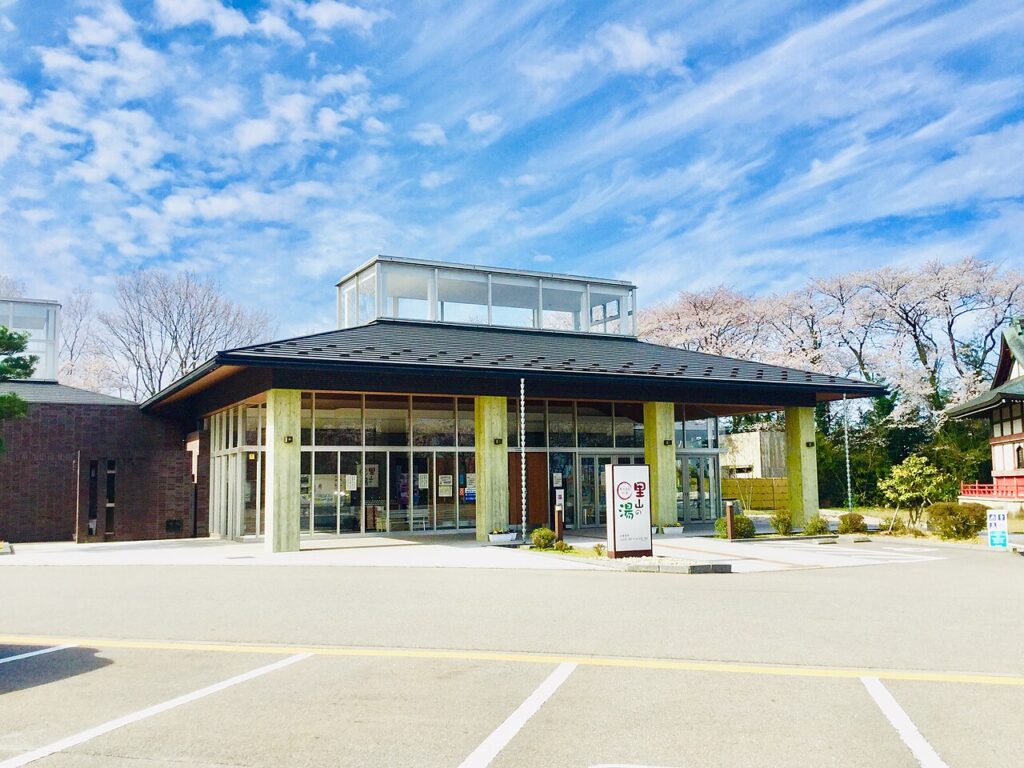 辰口温泉の総湯「里山の湯」 写真:Mtdsebaspedia / CC BY-SA 4.0(Wikimedia Commons)