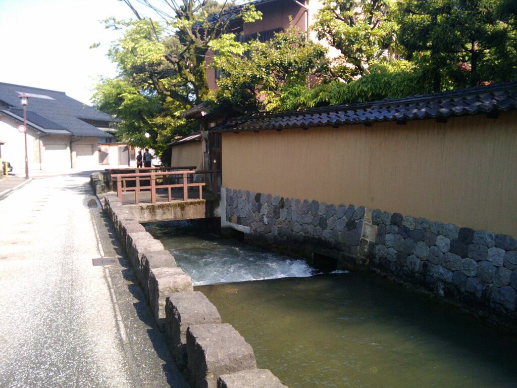 大野庄用水沿いの長町の土塀